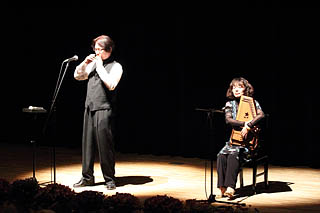 �R�J���i�ƃn�[�v�̉��t