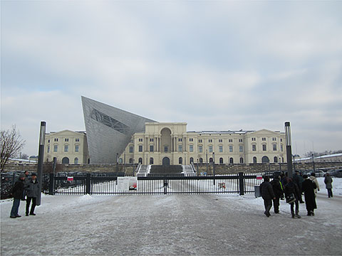 �A�M�R�R���j������