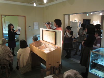 �����̑O�Ŕ��\